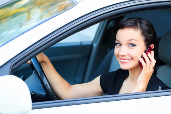 Mobil telefonla konuşurken bir arabada güzel Asyalı kız — Stok fotoğraf