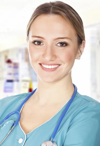 Headshot of a female doctor in a corridor of a hospital — Stock Photo, Image