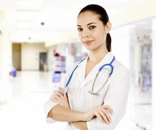 Unga kvinnliga läkare på ett sjukhus — Stockfoto