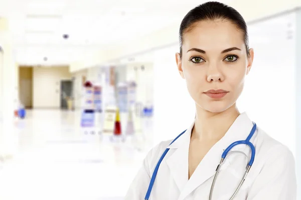 Headshot av kvinnliga läkare på ett sjukhus — Stockfoto