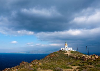 yamaca yalnız deniz feneri. Mykonos.Greece