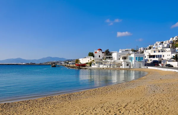 A famosa Taverna na baía da ilha de Mykonos com um barco vermelho e t — Fotografia de Stock