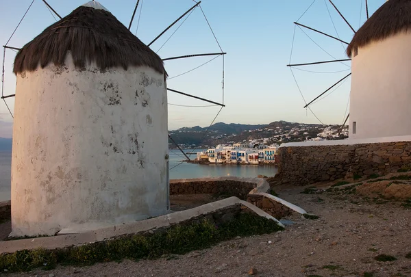 Famosi due mulini a vento di Mykonos sullo sfondo della Piccola Venezia al tramonto — Foto Stock