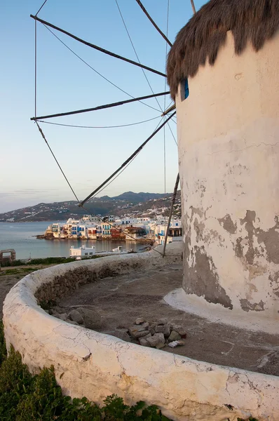 Famoso molino de Mykonos en el fondo de la Pequeña Venecia al atardecer . — Foto de Stock