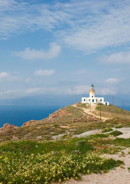 Samotny latarni na wzgórzu. Mykonos.Greece — Zdjęcie stockowe