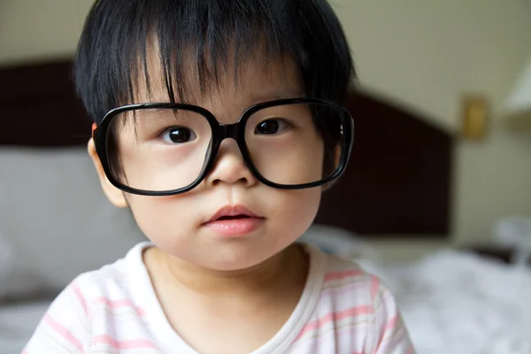 Bebê em óculos — Fotografia de Stock
