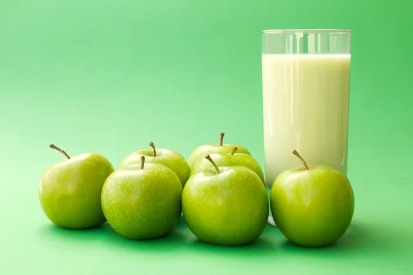 Grüner Apfel Joghurt trinken — Stockfoto