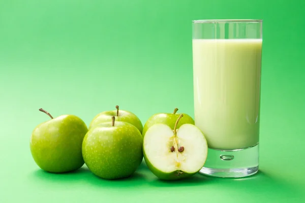 Grüner Apfel Joghurt trinken — Stockfoto