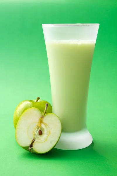 Yeşil elma yoğurt içecek — Stok fotoğraf