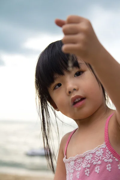 Barn leker med sand — Stockfoto