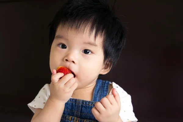 Küçük bebek kız çilek yeme — Stok fotoğraf