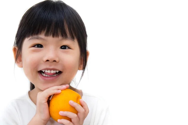 Menina bonito segurar laranja — Fotografia de Stock