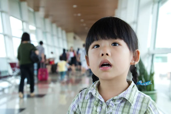 Маленькая девочка в терминале аэропорта — стоковое фото