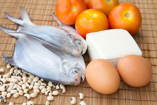 卵、豆腐、黒目豆、トマト、生の魚 — ストック写真