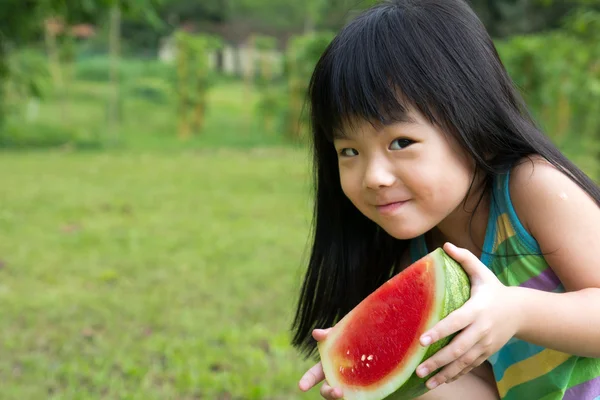 Boldog gyermek görögdinnye — Stock Fotó