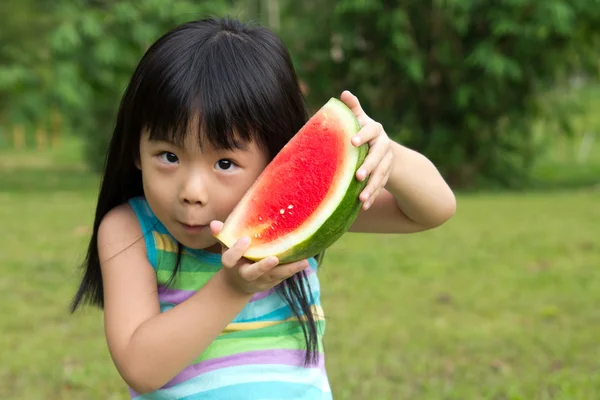 Glada barn med vattenmelon — Stockfoto