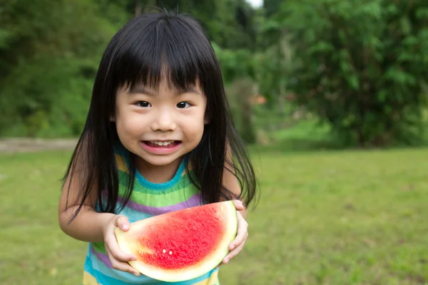 Criança feliz com melancia — Fotografia de Stock