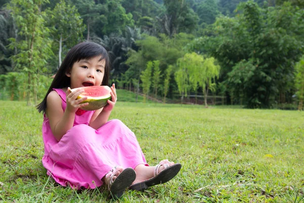 Boldog gyermek görögdinnye — Stock Fotó