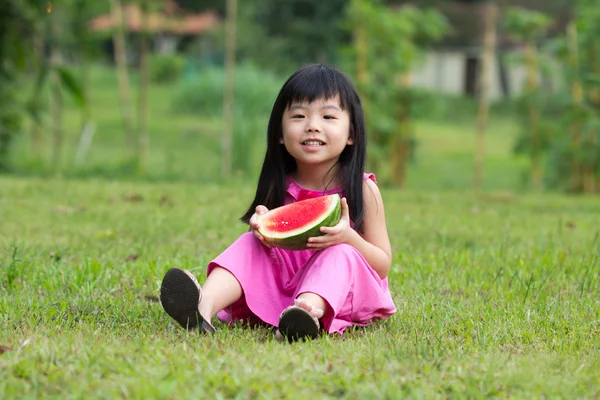 Criança feliz com melancia — Fotografia de Stock