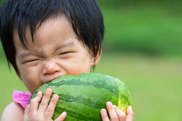 Dítě jíst meloun — Stock fotografie