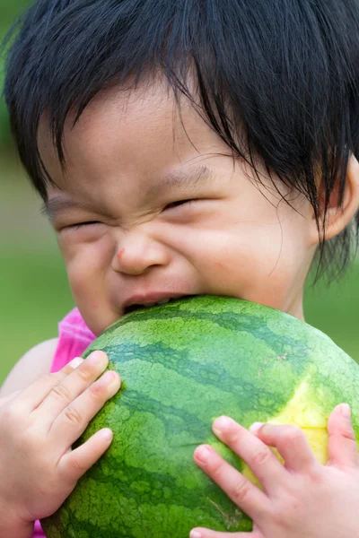 Baby isst Wassermelone — Stockfoto