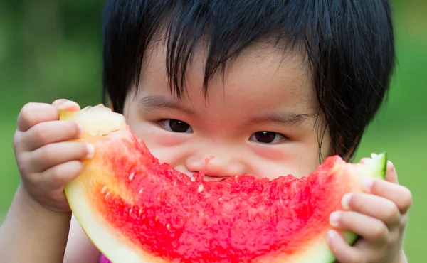 Barnet äta vattenmelon — Stockfoto