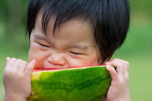 수 박 먹는 아기 — 스톡 사진