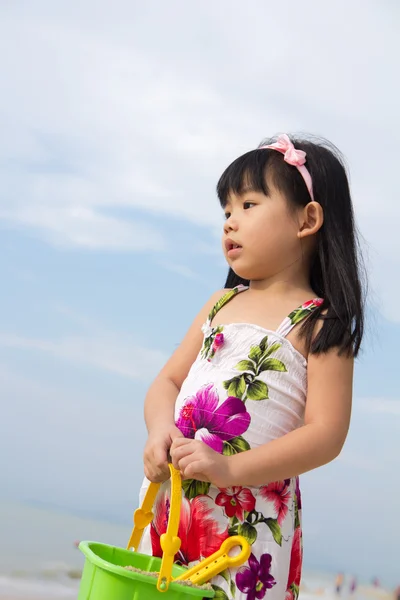 Porträtt av lilla flicka på stranden — Stockfoto