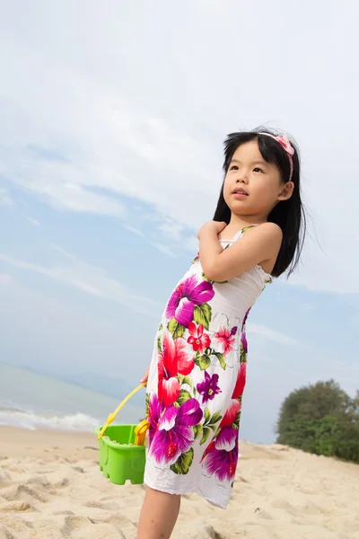 沙滩上的小女孩的肖像 — 图库照片
