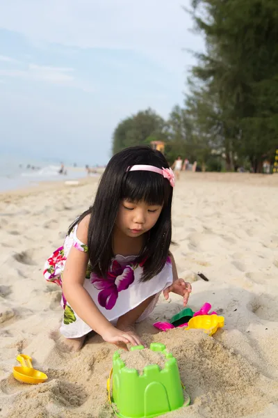 Küçük kız iskambil kum — Stok fotoğraf
