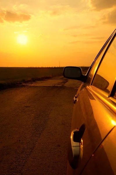Auto im Sonnenuntergang — Stockfoto
