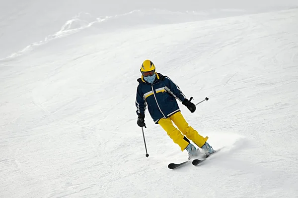 Skier on the slope — Stock Photo, Image