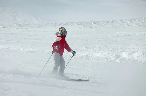 Skifahrer auf der Piste — Stockfoto