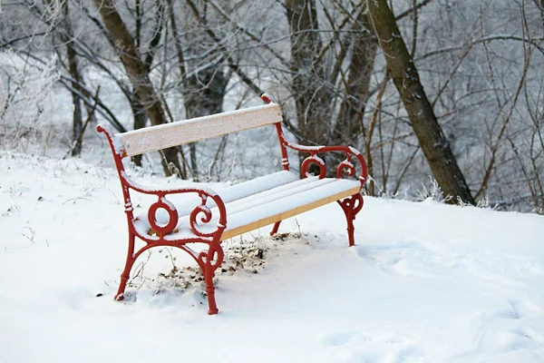 在雪中的板凳 — 图库照片