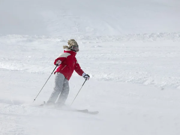 Лыжник на склоне — стоковое фото