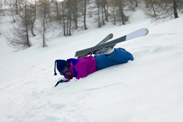 滑雪者下降 — 图库照片