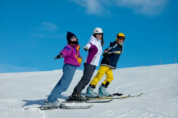 Лыжники — стоковое фото