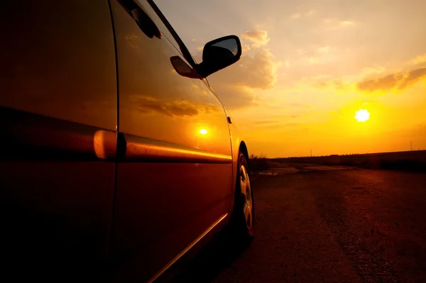 Автомобіль на захід сонця — стокове фото