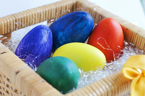 Huevos de Pascua en cesta Fotos de stock