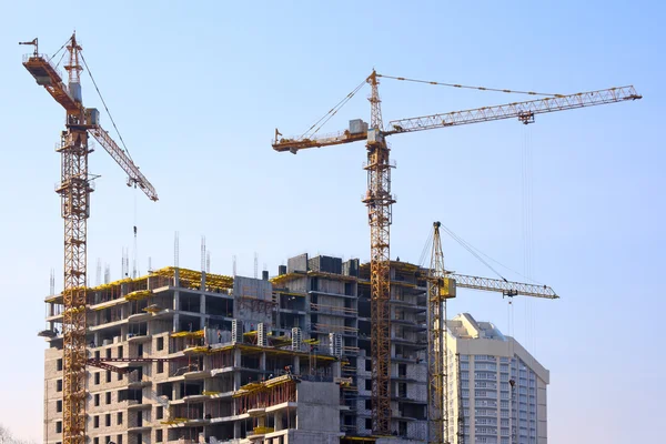 Building cranes and under construction building — Stock Photo, Image