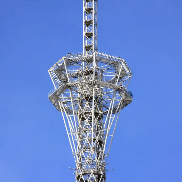 Gros plan d'un fragment d'une tour de télécommunication — Photo