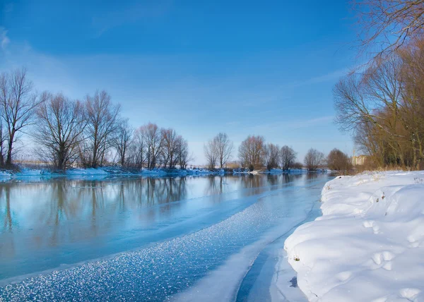 Заснеженная зимняя река — стоковое фото