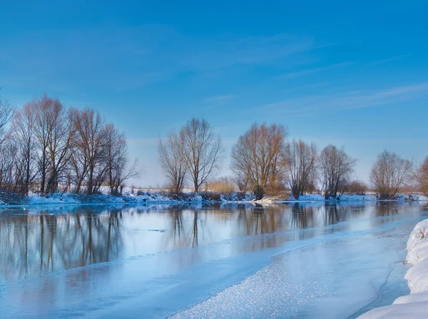 Pokryte śniegiem zima rzeki w słoneczny dzień — Zdjęcie stockowe
