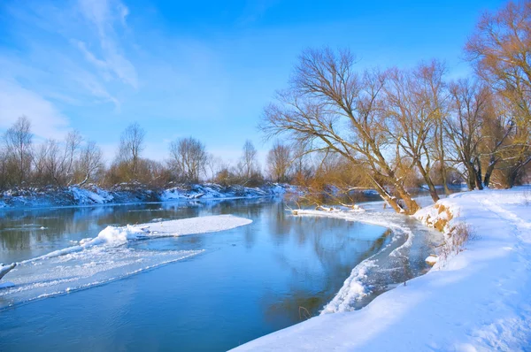 Rzeka zima w słoneczny dzień — Zdjęcie stockowe