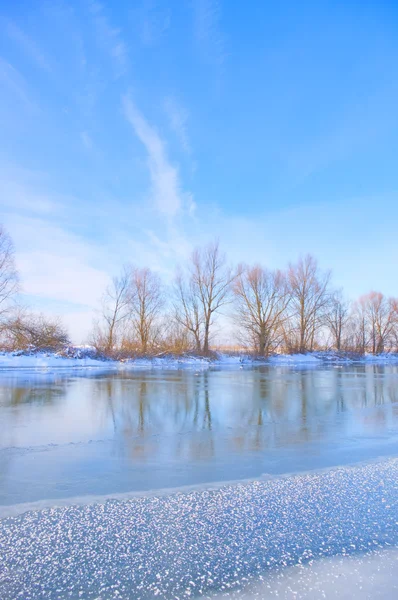 Karla kaplı nehir — Stok fotoğraf