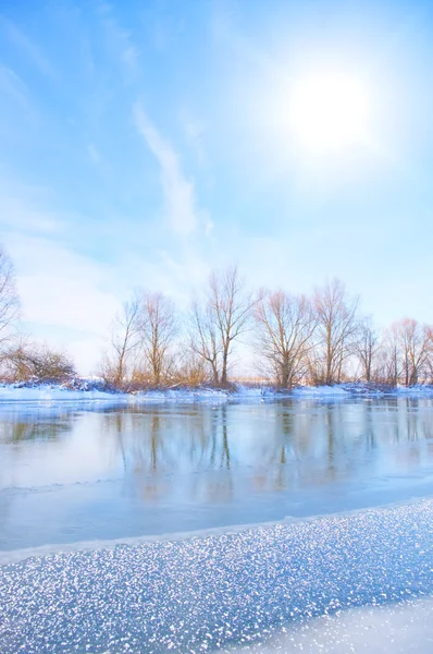 Zasněžené zimní řeka — Stock fotografie
