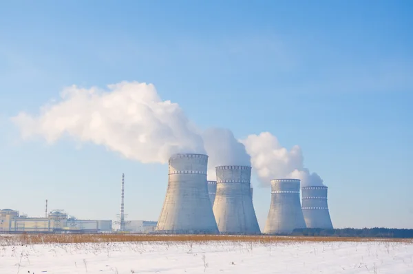 Usina nuclear no céu azul de inverno Imagens De Bancos De Imagens