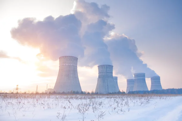 日没時の原子力発電所 — ストック写真