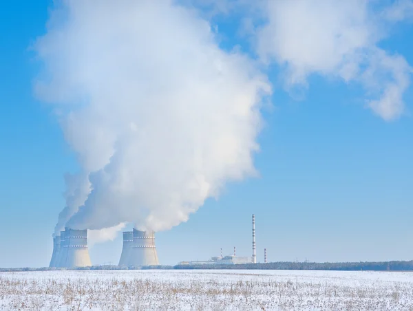 A téli fagyos nap, atomerőmű — Stock Fotó