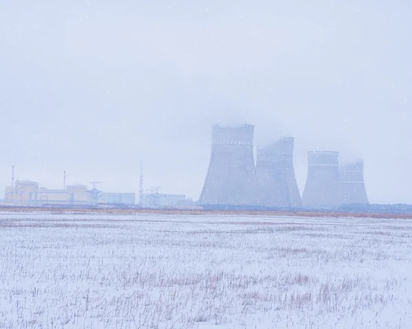 Vue de la centrale nucléaire dans les chutes de neige — Photo